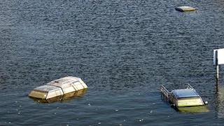 flood-cars-in-water